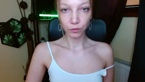 Snapshot of emilly_xkiss chatting on April 2, 2026, 10:46 am Emilly online show from April 2, 2026, 10:46 am