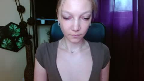 Snapshot of emilly_xkiss chatting on April 14, 2026, 5:24 am Emilly online show from April 14, 2026, 5:24 am