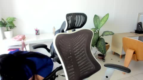 Emilly  online show from November 7, 2025, 1:22 pm