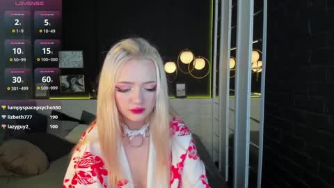 Snapshot of emily_air chatting on January 3, 2025, 12:33 am Emily online show from January 3, 2025, 12:33 am