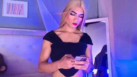 emily_castillo1_ online show from February 9, 2026, 5:33 am