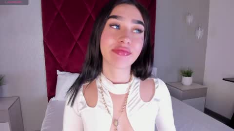 emily_clarkk_ online show from April 6, 2026, 7:37 pm