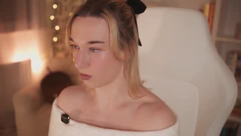 Em -  online show from December 20, 2024, 10:22 pm