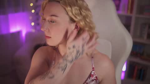 Em -  online show from January 12, 2025, 9:40 pm