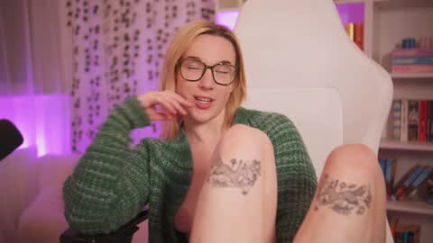 Em -  online show from February 5, 2025, 10:01 pm