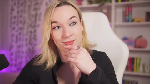 Em -  online show from February 10, 2025, 11:45 pm