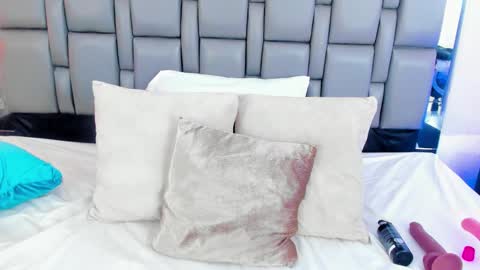 Emi  online show from February 3, 2025, 5:03 pm