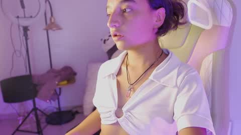 Snapshot of emily_jonexs_ chatting on June 4, 2026, 7:09 pm mily online show from June 4, 2026, 7:09 pm