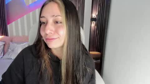 Snapshot of emily_layton chatting on October 18, 2025, 3:35 pm Emily online show from October 18, 2025, 3:35 pm