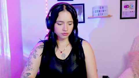 Snapshot of emily_lindey_ chatting on June 7, 2026, 5:00 am Emily Lindey online show from June 7, 2026, 5:00 am
