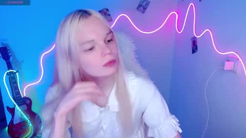 Lia online show from November 8, 2025, 3:45 pm