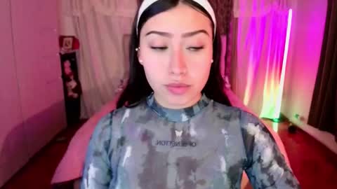 Snapshot of emily_swan_04 chatting on January 17, 2026, 2:49 am Emily Swan online show from January 17, 2026, 2:49 am