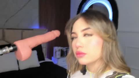 Emily Hendrix online show from December 4, 2024, 7:34 pm