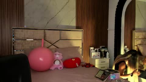 Emily Hendrix online show from September 13, 2025, 7:57 pm