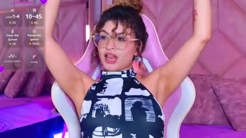 Emilyjonnes  online show from May 2, 2026, 8:47 pm