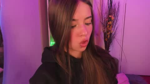 Snapshot of emilykarterr chatting on December 19, 2024, 6:56 pm VALEEEN online show from December 19, 2024, 6:56 pm
