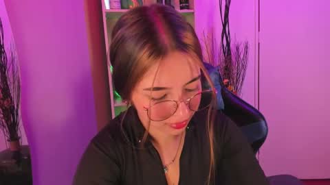 Snapshot of emilykarterr chatting on February 24, 2025, 3:53 pm VALEEEN online show from February 24, 2025, 3:53 pm
