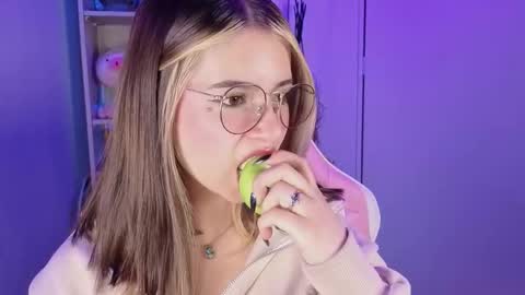 Snapshot of emilykarterr chatting on October 15, 2025, 4:51 pm VALEEEN online show from October 15, 2025, 4:51 pm