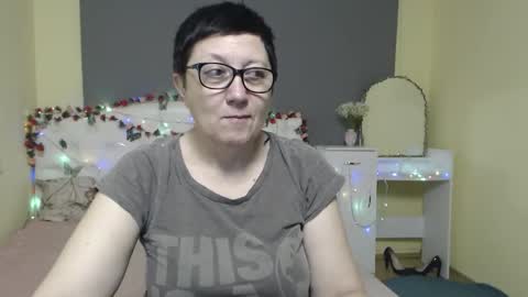 Snapshot of emilyl0vee chatting on March 15, 2026, 6:19 am Emily online show from March 15, 2026, 6:19 am