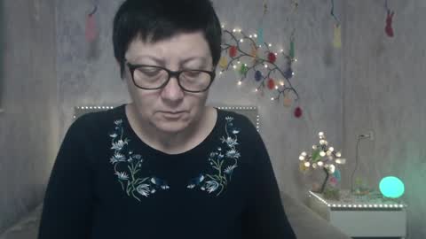 Snapshot of emilyl0vee chatting on April 2, 2026, 5:16 am Emily online show from April 2, 2026, 5:16 am