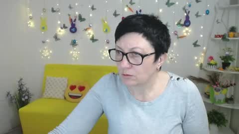 Snapshot of emilyl0vee chatting on April 4, 2026, 5:38 am Emily online show from April 4, 2026, 5:38 am