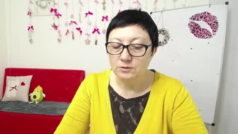 Snapshot of emilyl0vee chatting on April 5, 2026, 5:37 am Emily online show from April 5, 2026, 5:37 am