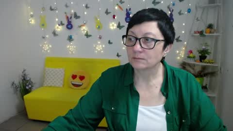 Snapshot of emilyl0vee chatting on April 9, 2026, 6:19 am Emily online show from April 9, 2026, 6:19 am