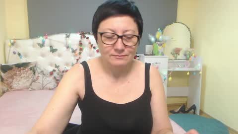 Snapshot of emilyl0vee chatting on April 10, 2026, 9:41 pm Emily online show from April 10, 2026, 9:41 pm
