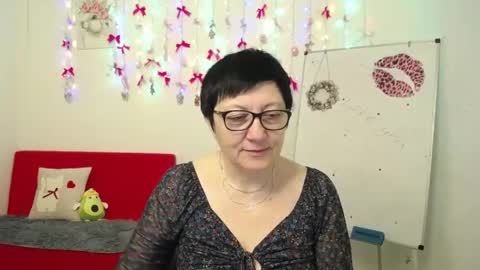 Snapshot of emilyl0vee chatting on April 13, 2026, 5:13 am Emily online show from April 13, 2026, 5:13 am