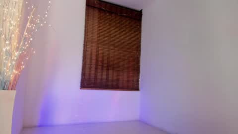 Snapshot of emma_blanco chatting on December 4, 2024, 10:13 am Emma online show from December 4, 2024, 10:13 am