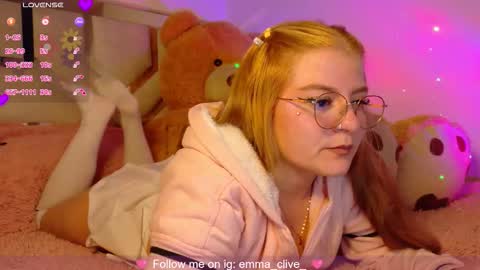 Snapshot of emma_clive chatting on October 21, 2025, 11:38 pm  Emma  online show from October 21, 2025, 11:38 pm