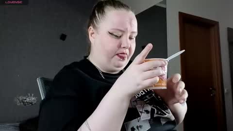 Snapshot of emma_razoom chatting on September 15, 2025, 6:24 am Emma Razumovskaya online show from September 15, 2025, 6:24 am