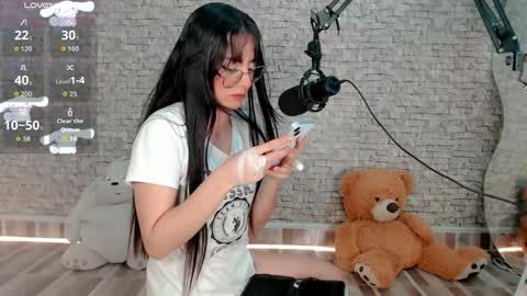 Snapshot of emma_unu chatting on May 1, 2026, 3:00 am Emma online show from May 1, 2026, 3:00 am