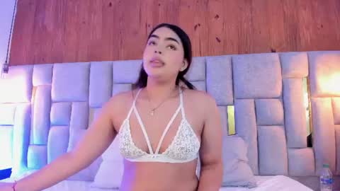 Snapshot of emma_valenciia chatting on June 20, 2026, 4:59 am emma_valenciia online show from June 20, 2026, 4:59 am