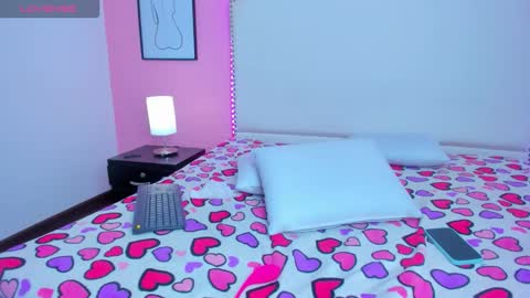 emma_whitee_ online show from November 11, 2025, 1:33 pm