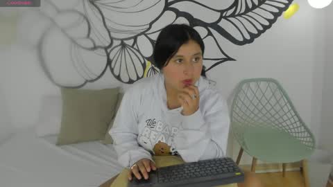 Snapshot of emmaajohnson chatting on April 15, 2026, 7:54 pm Emma online show from April 15, 2026, 7:54 pm