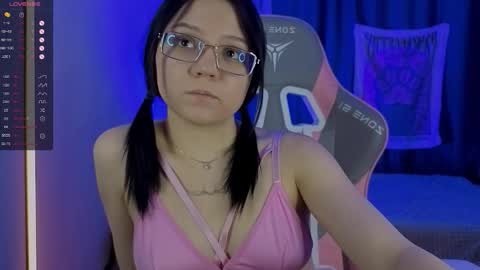 Snapshot of emmablazee chatting on October 20, 2025, 7:42 am Emma online show from October 20, 2025, 7:42 am