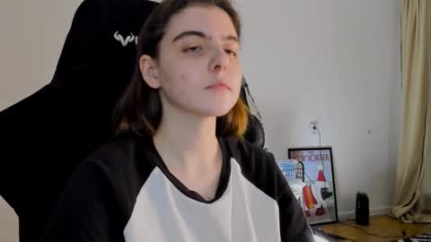 Snapshot of emmamon chatting on January 31, 2025, 8:22 pm Emma online show from January 31, 2025, 8:22 pm