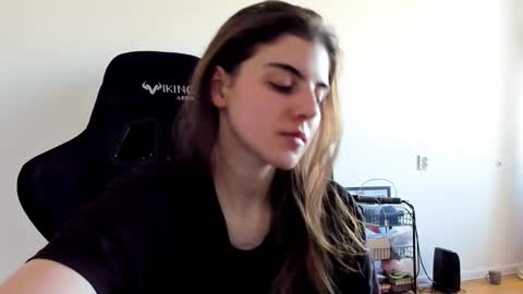 Snapshot of emmamon chatting on October 7, 2025, 11:29 am Emma online show from October 7, 2025, 11:29 am