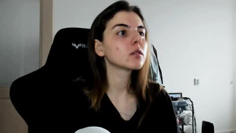 Snapshot of emmamon chatting on November 6, 2025, 8:37 am Emma online show from November 6, 2025, 8:37 am