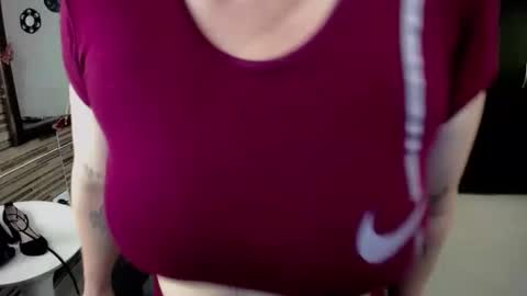 Snapshot of emmarizzoo chatting on November 8, 2025, 7:23 pm Emma online show from November 8, 2025, 7:23 pm