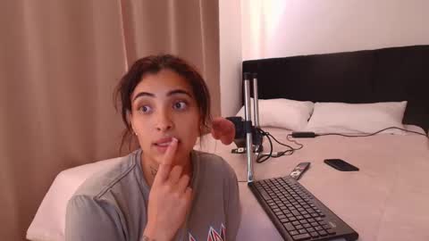 Snapshot of emmi_11 chatting on February 6, 2026, 1:36 pm emmi_11 online show from February 6, 2026, 1:36 pm