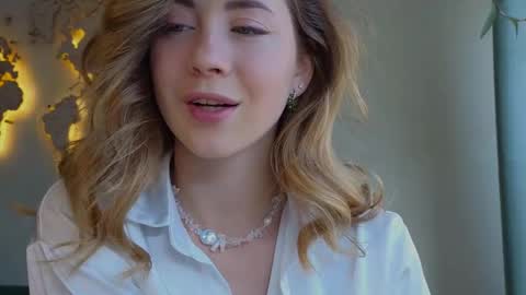 Snapshot of emmi_rosee chatting on February 20, 2025, 9:33 am Miss Emmi online show from February 20, 2025, 9:33 am