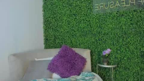 Snapshot of emmiily_z chatting on January 2, 2025, 11:06 pm Emmiily online show from January 2, 2025, 11:06 pm