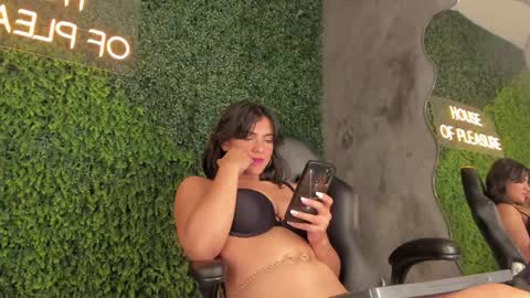 Snapshot of emmiily_z chatting on February 1, 2025, 5:18 am Emmiily online show from February 1, 2025, 5:18 am