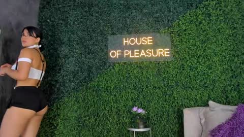 Snapshot of emmiily_z chatting on March 1, 2025, 1:32 am Emmiily online show from March 1, 2025, 1:32 am