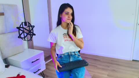 EMY FERRER online show from April 9, 2026, 4:34 am