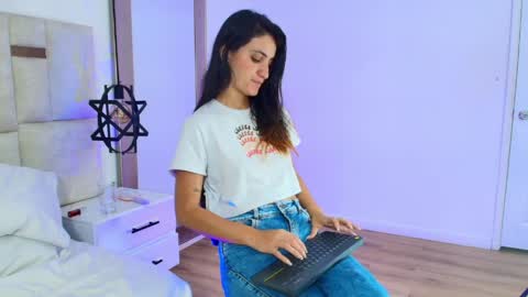 EMY FERRER online show from April 9, 2026, 6:19 am