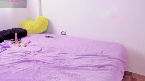Snapshot of emy_xdy chatting on June 19, 2026, 6:45 pm Im Emily would you like to help me reach 100 online show from June 19, 2026, 6:45 pm