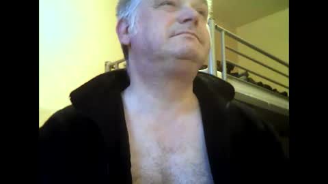 Snapshot of englishguysurrey chatting on January 9, 2025, 8:13 am englishguysurrey online show from January 9, 2025, 8:13 am